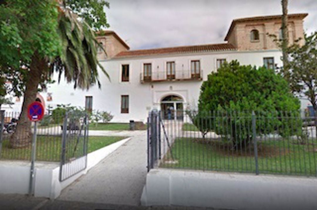 Imagen de la entrada principal de la residencia de San Luis de Motril