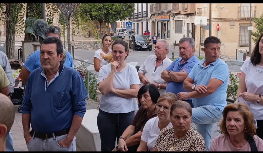 Vecinos y vecinas asistentes a la rueda de prensa de las concejales de Podemos