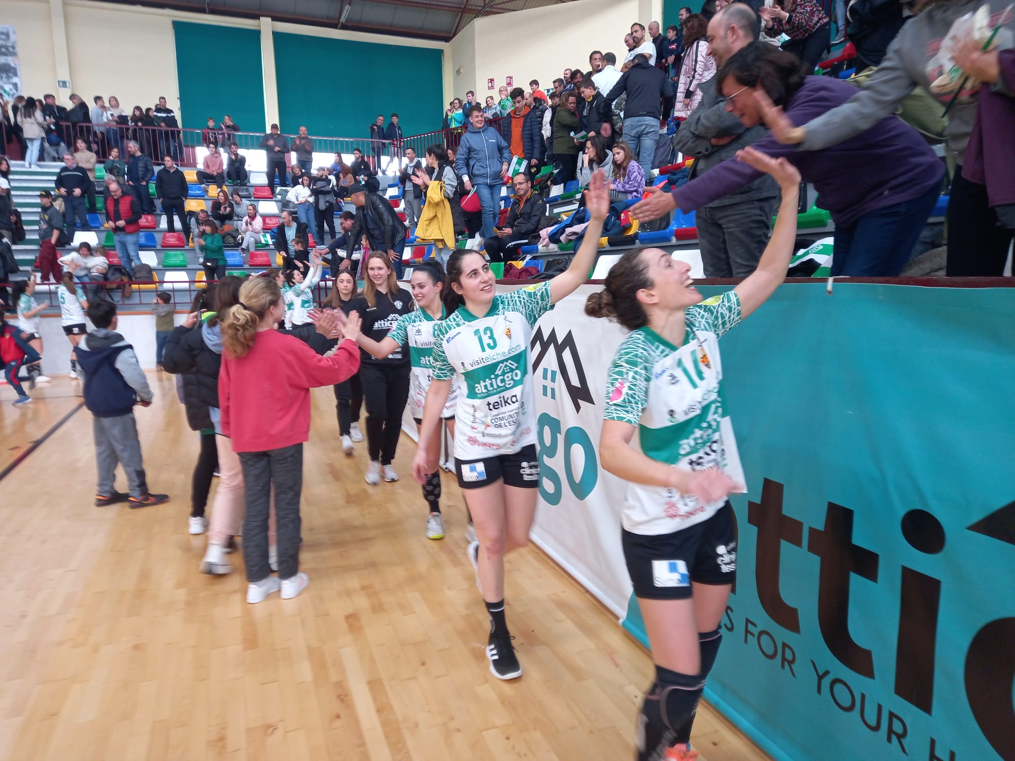 Las jugadoras del Elche Atticgo celebran la victoria con la afición