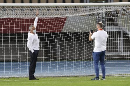 Mourinho intentando alcanzar el larguero de una de las porterías.