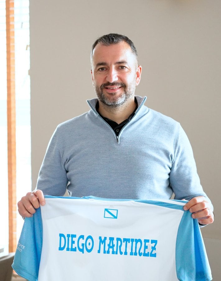 Diego Martínez posa con la camiseta de la Selección Galega de fútbol