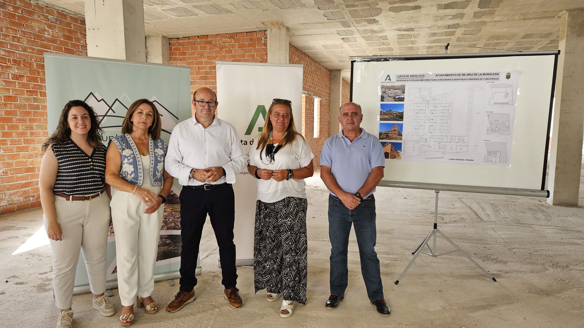 Foto de familia con delegada, alcalde y concejales