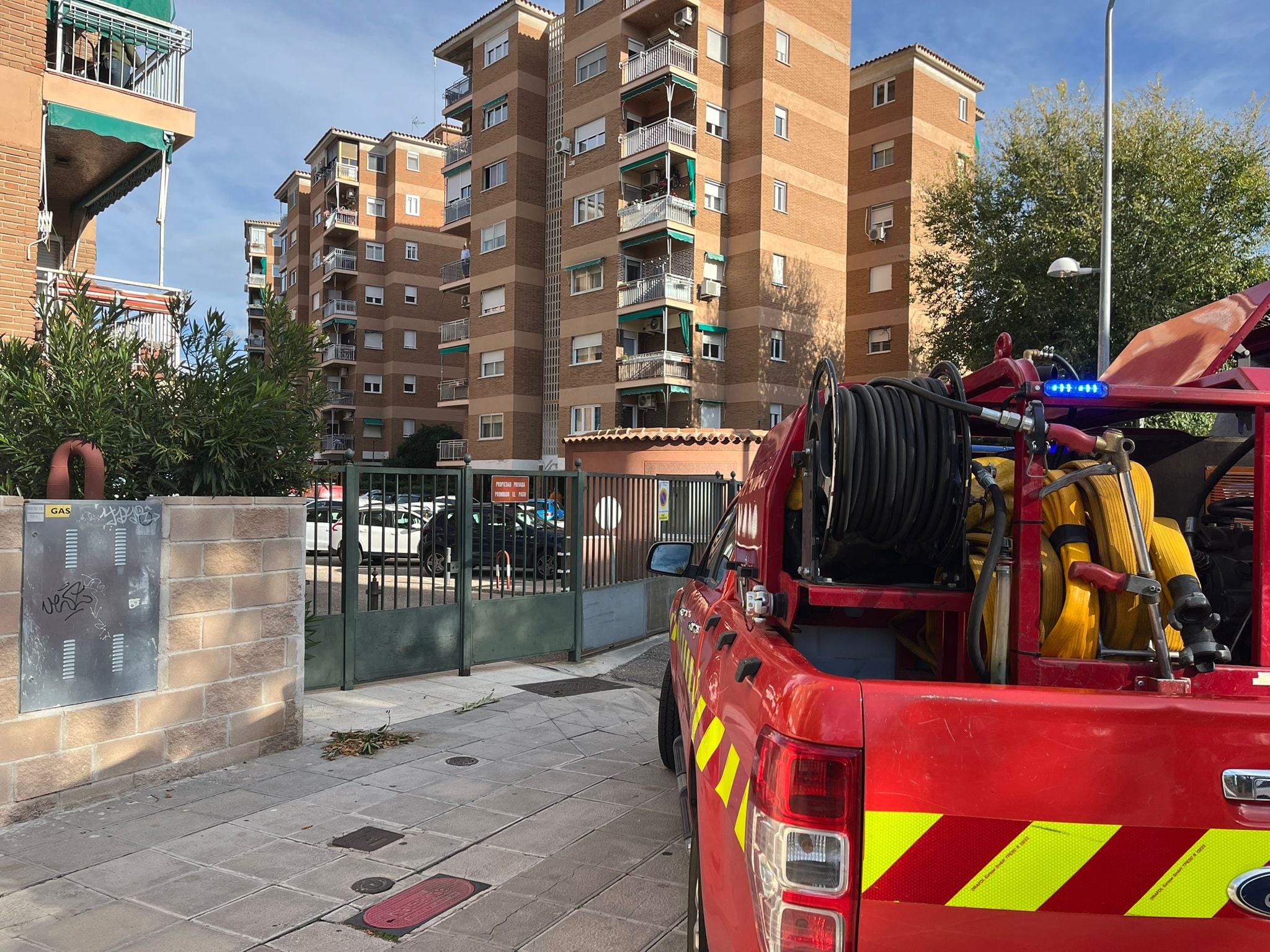 Imagen de las dotaciones de Bomberos que se han desplazado hasta un bloque de viviendas en Buenavista, en donde se originaba un incendio