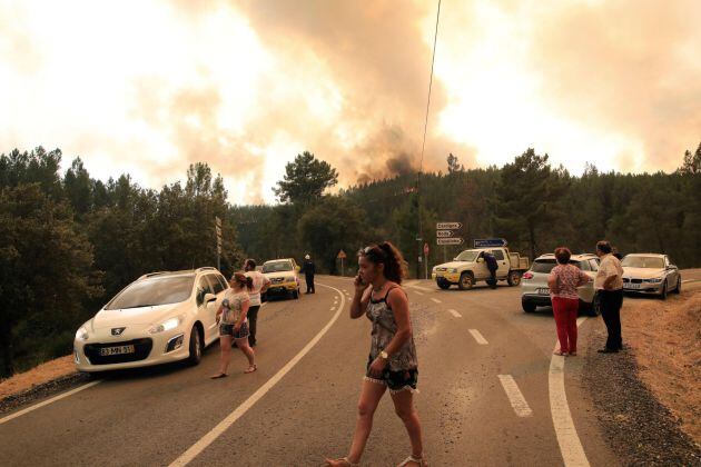 El frente de llamas ya ha cruzado la carretera que va desde Cardigos hasta Arganil amenazando localidades como Sernadas o Freixoeirinho.