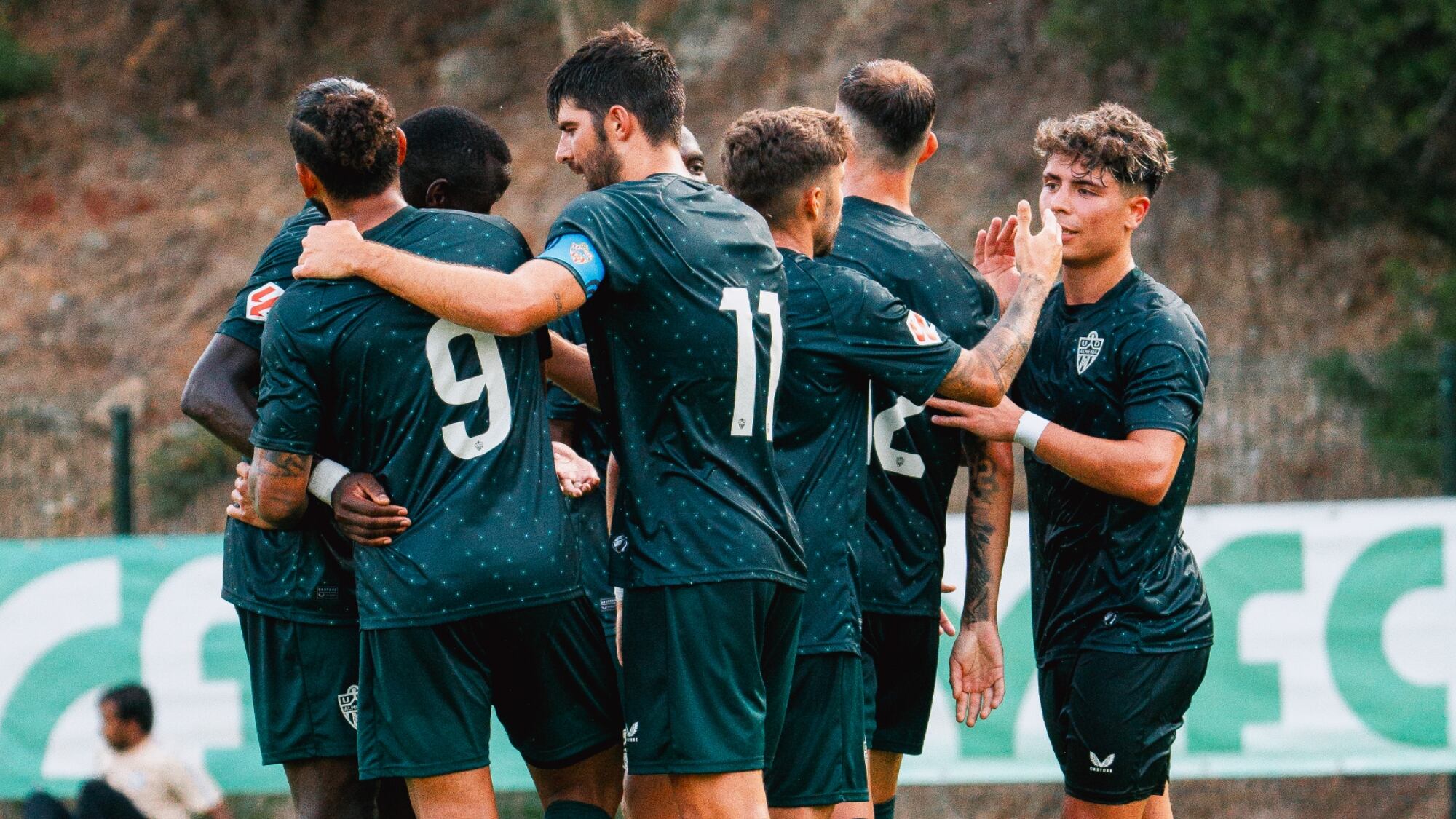 Los jugadores celebrando el gol de Leo Baptistao que adelantaba a los rojiblancos.