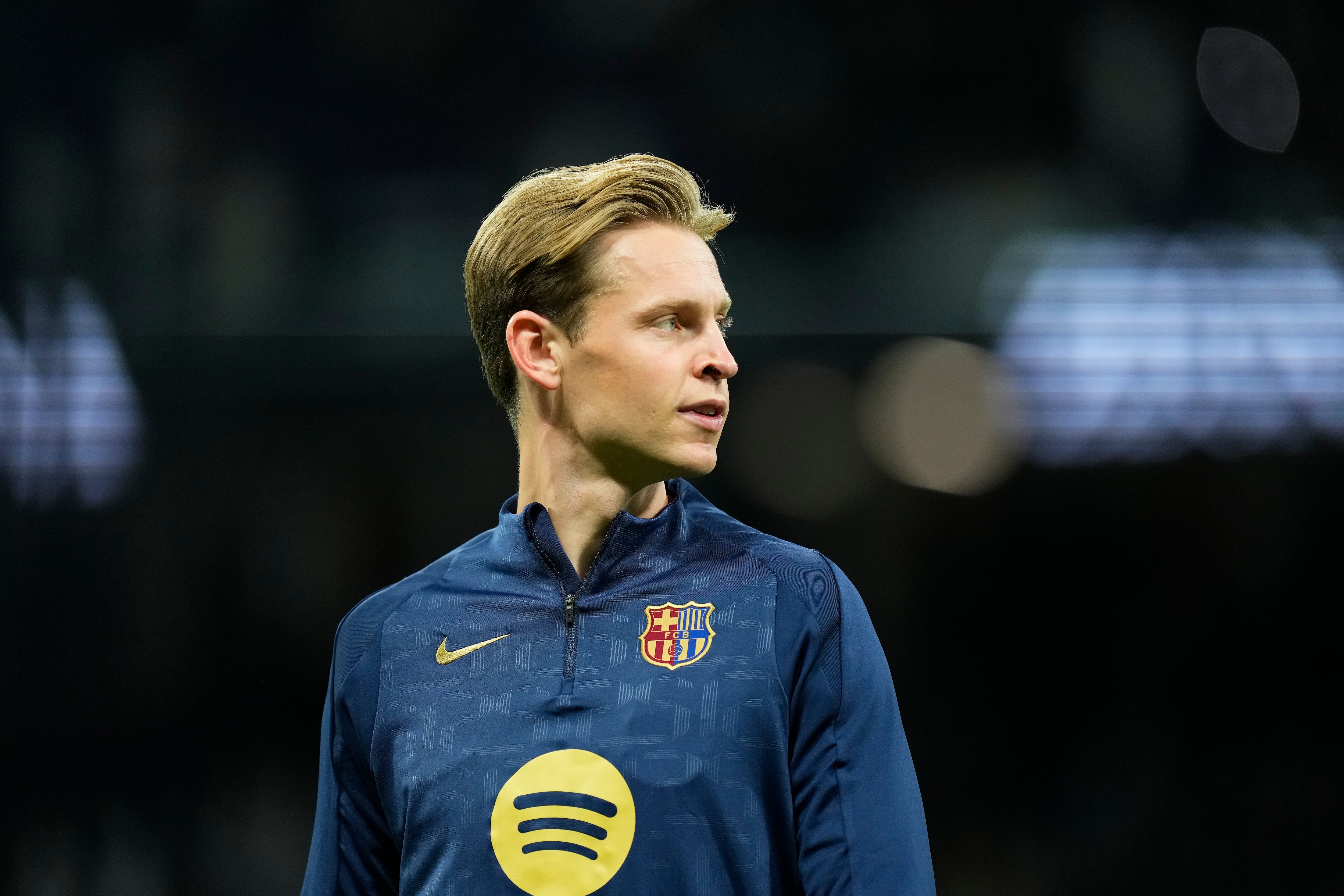 Frenkie de Jongse prepara para el partido contra el Real Madrid en el Bernabéu