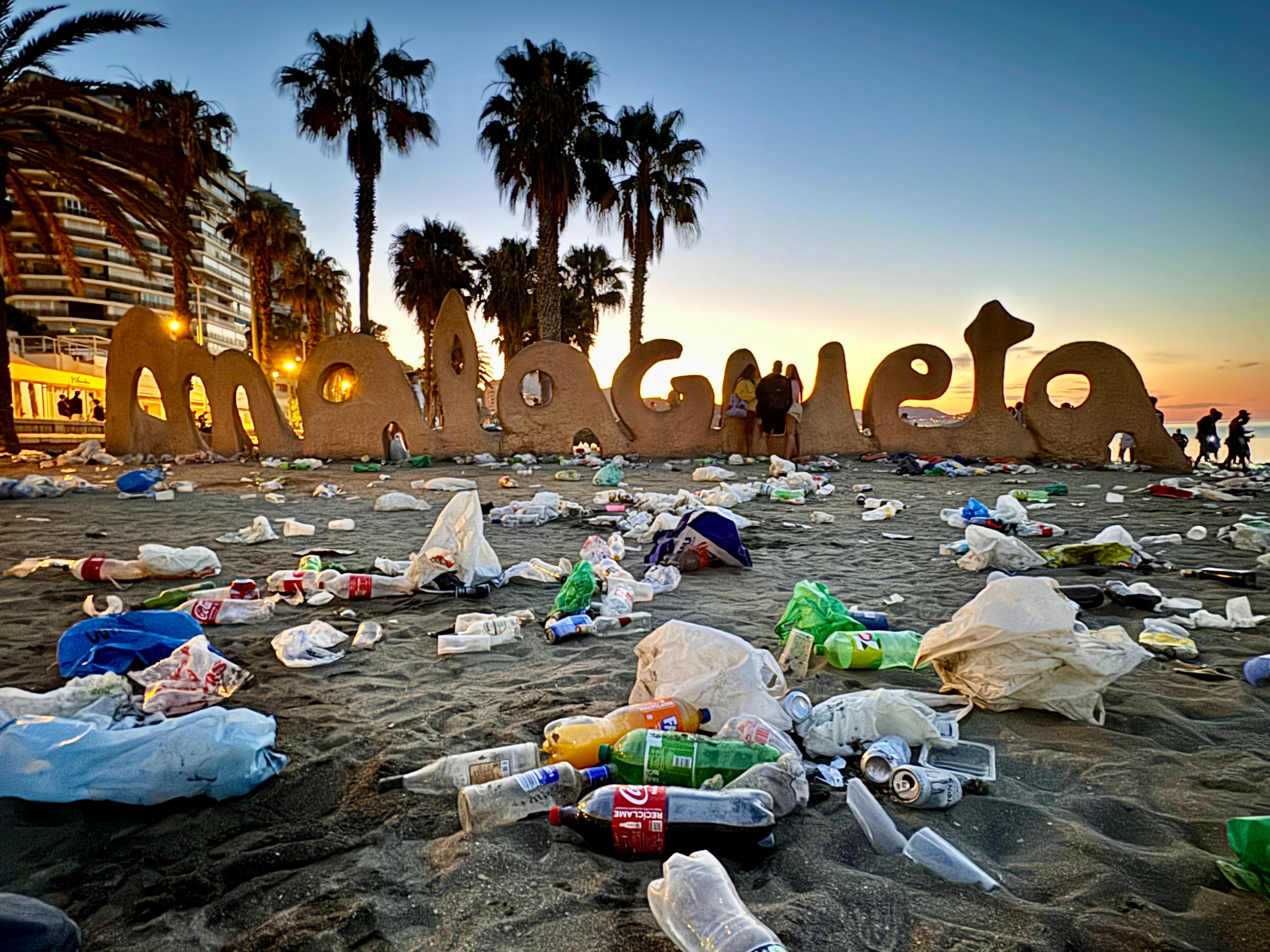 Basura en la playa de La Malagueta este lunes tras la noche de San Juan en Málaga capital