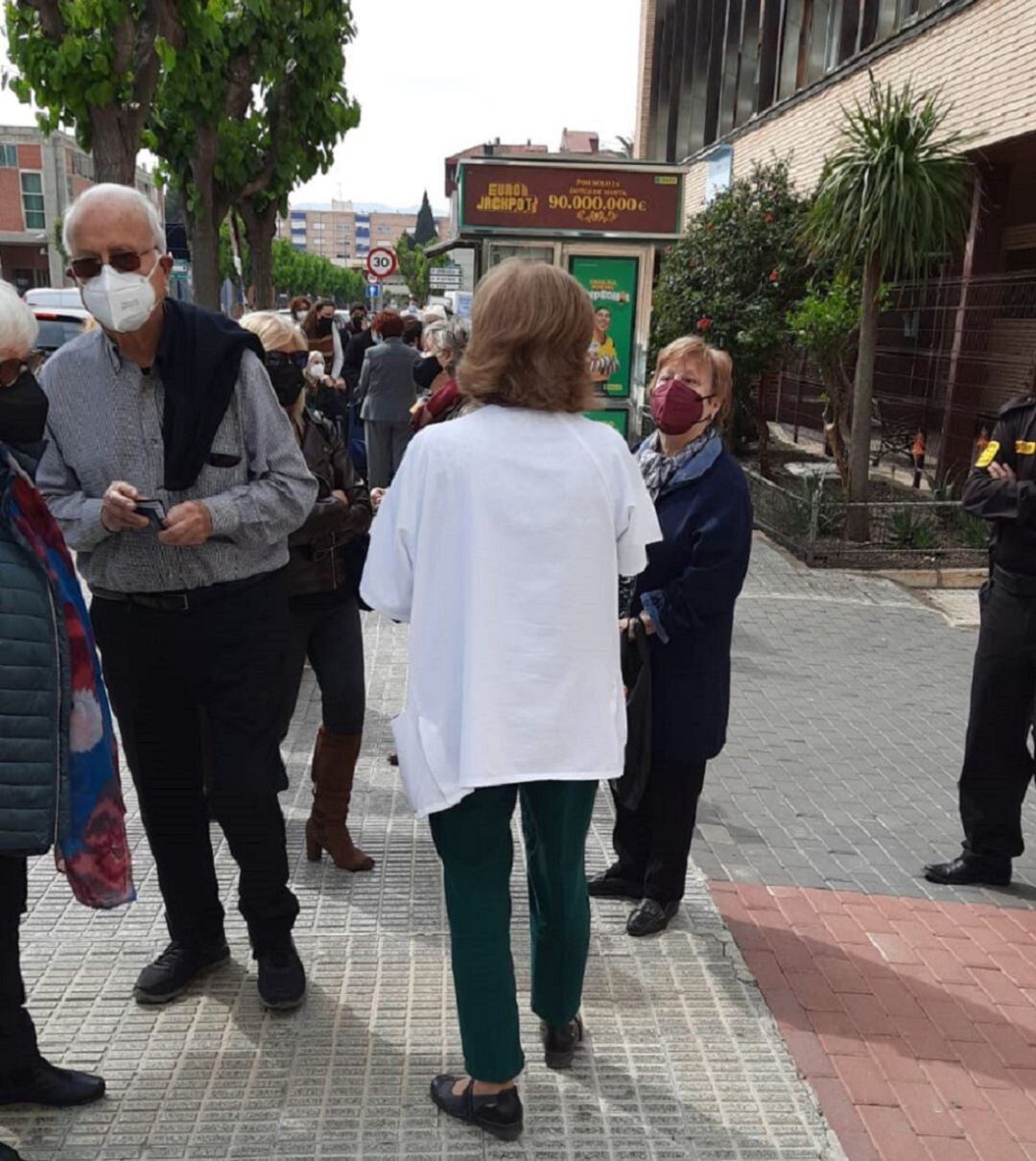 Una enfermera informa a los usuarios citados a vacunarse en el Centro de San Andrés que serán llamados a lo largo de la semana