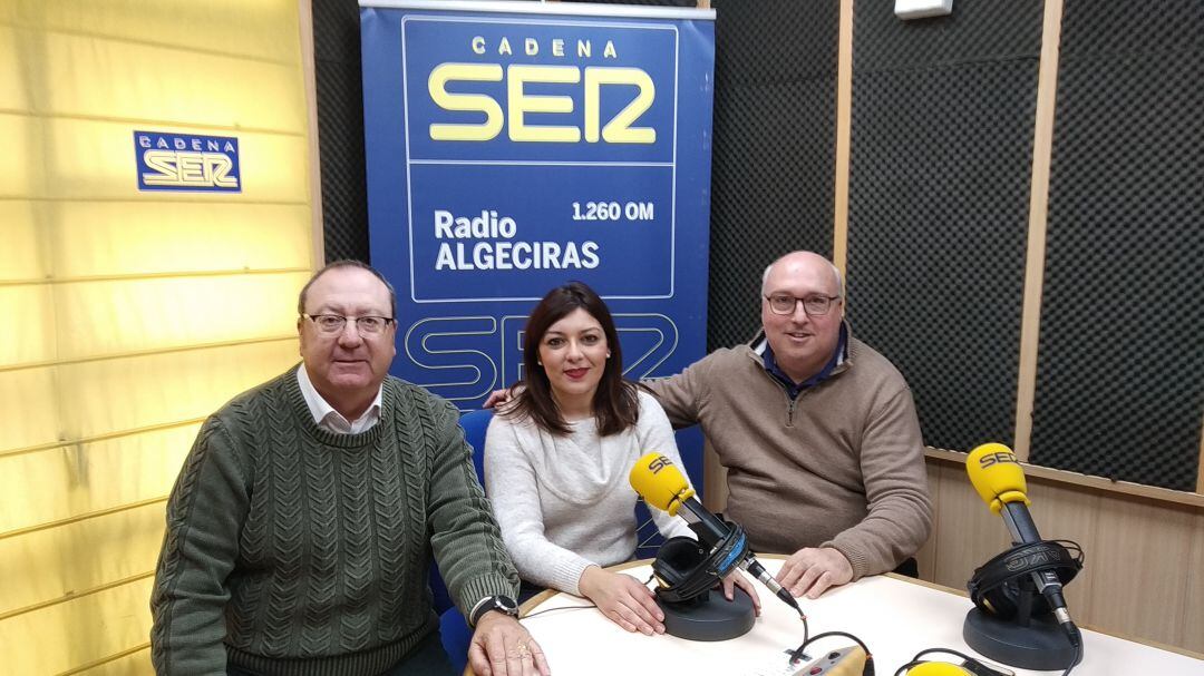 Patricia Cardoso en los estudios de Radio Algeciras con Juan Manuel Dicenta y el que será su presentador en la XXIII Exaltación de la Saeta, Cándido Romaguera.