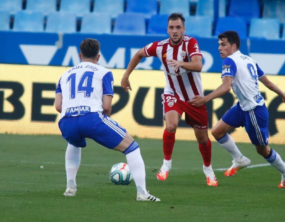 Valentín Vada, en un partido de hace dos temporadas con la camiseta del Almería en La Romareda