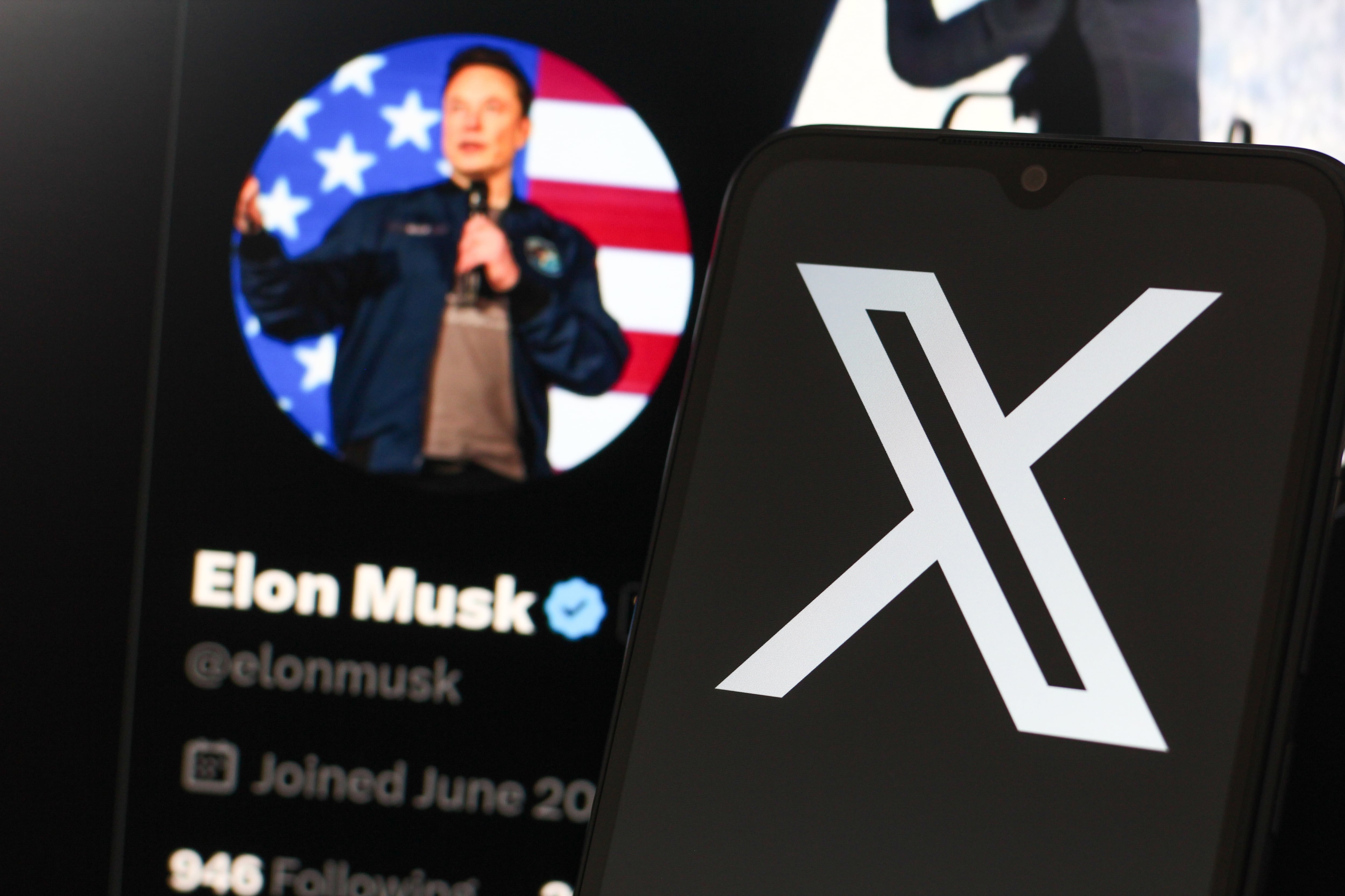 Imagen de archivo del logo de X con el perfil de su dueño, Elon Musk, de fondo