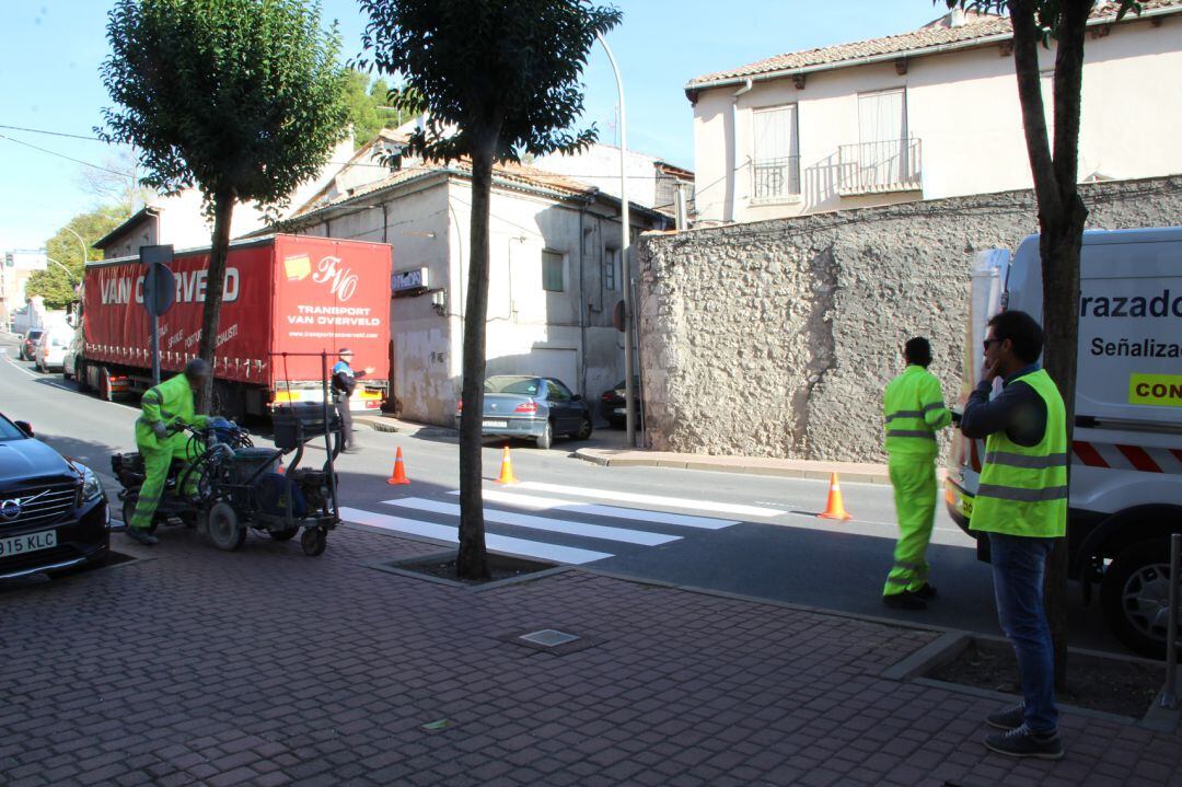 Imagen de archivo de trabajos de pintura vial para los que ahora el Ayuntamiento de Cuéllar contratará a un operario