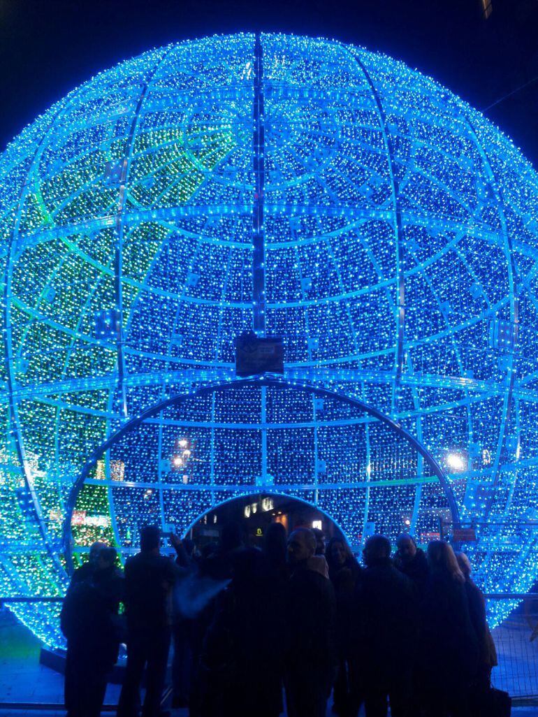 Uno de los atractivos de este año, la bola gigante de Urzaiz