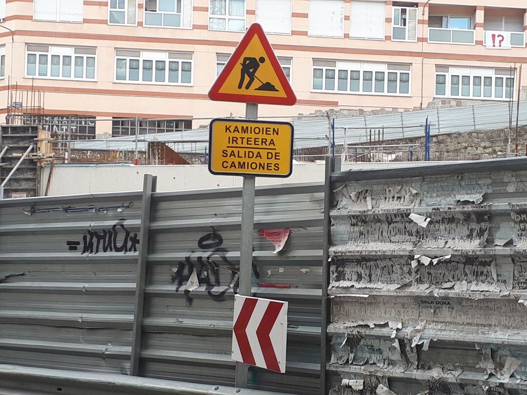 Imagen de parte del vallado de la obra de Errebal, en Eibar