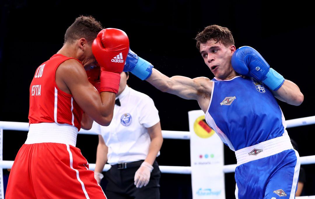 Escobar (azul) cayó en cuartos de final ante el cubano Veitía (rojo), a la postre oro en peso mosca, en el último Mundial AIBA disputado en 2017 en Hamburgo.