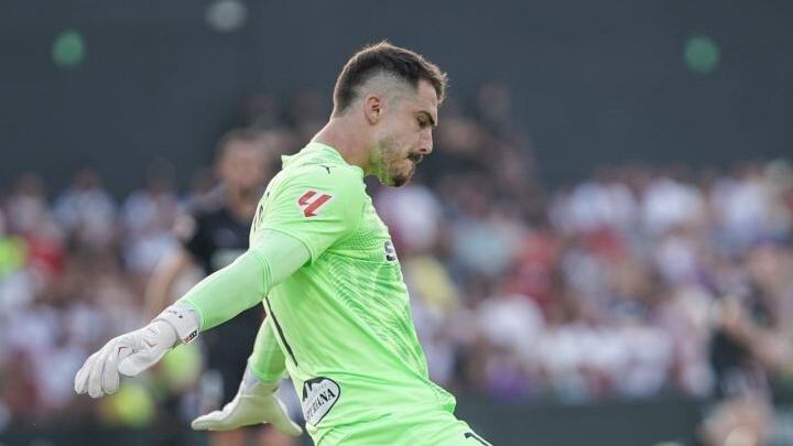 Rubén Yáñez saca de portería durante el partido de Ceuta.