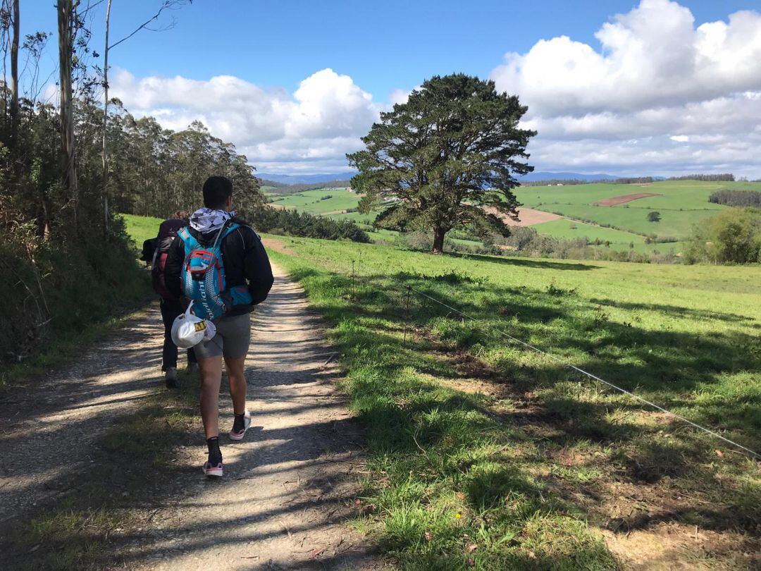 Adrián Cortijo realizando el Camino de Santiago.