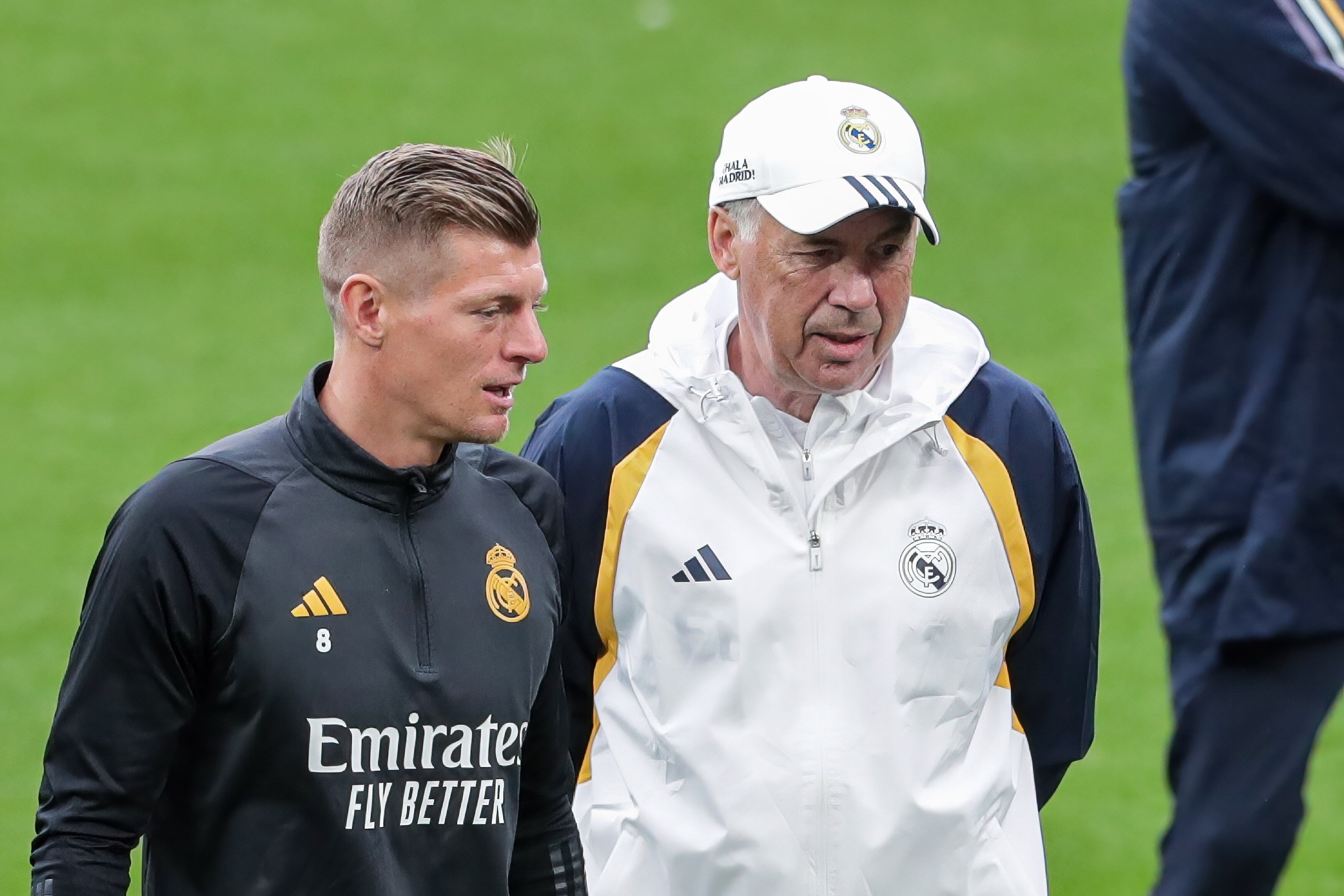 Toni Kroos habla con Carlo Ancelotti