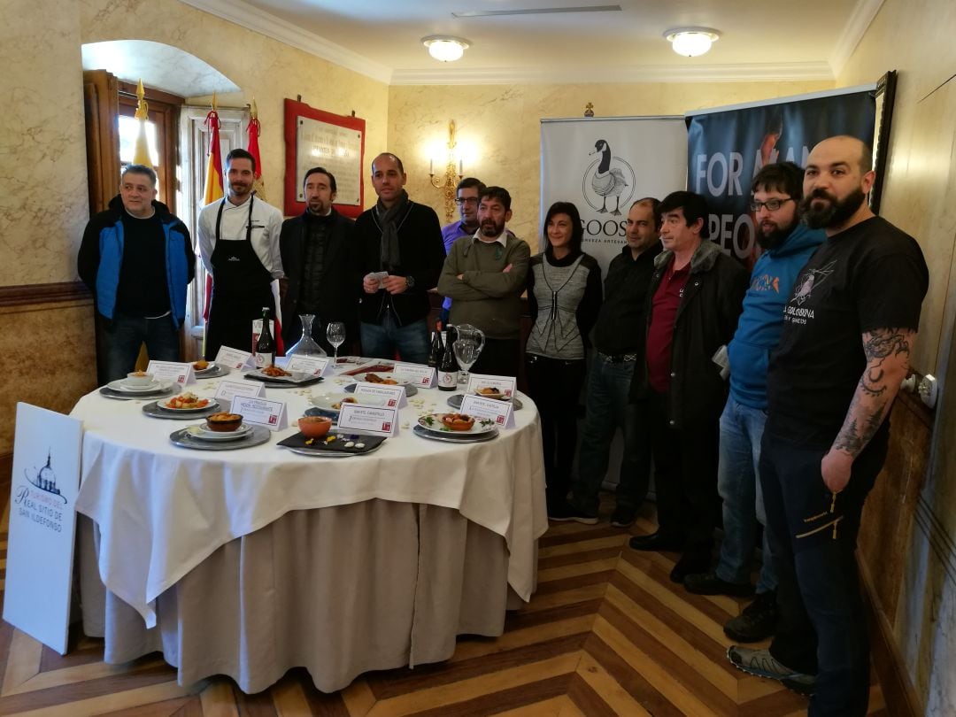 Imagen de organizadores, patrocinadores y participantes en el VIII concurso de tapas del judión de La Granja