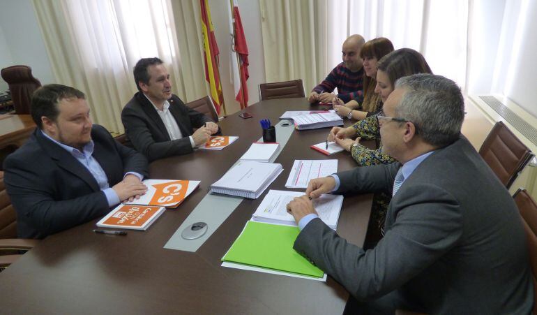 Reunión de los diputados de Ciudadanos con PRC y PSOE.