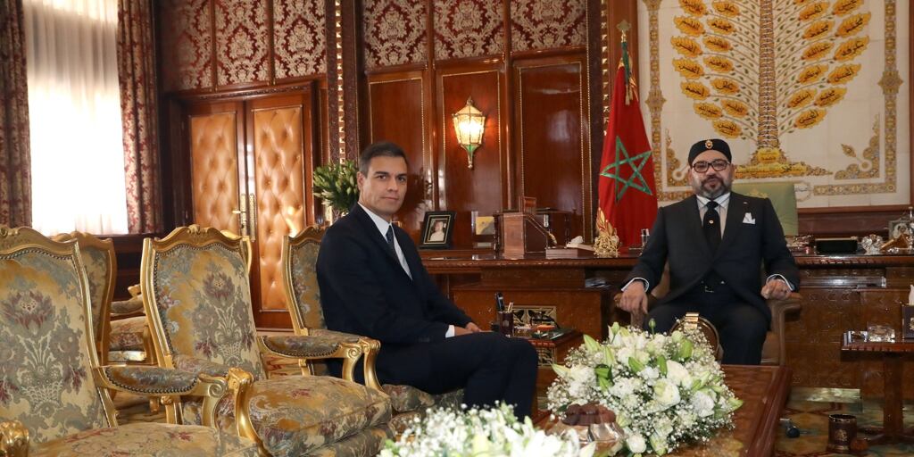 El presidente del Gobierno español, Pedro Sánchez (i), y el rey Mohamed VI de Marruecos durante un encuentro en el Palacio Real de Rabat