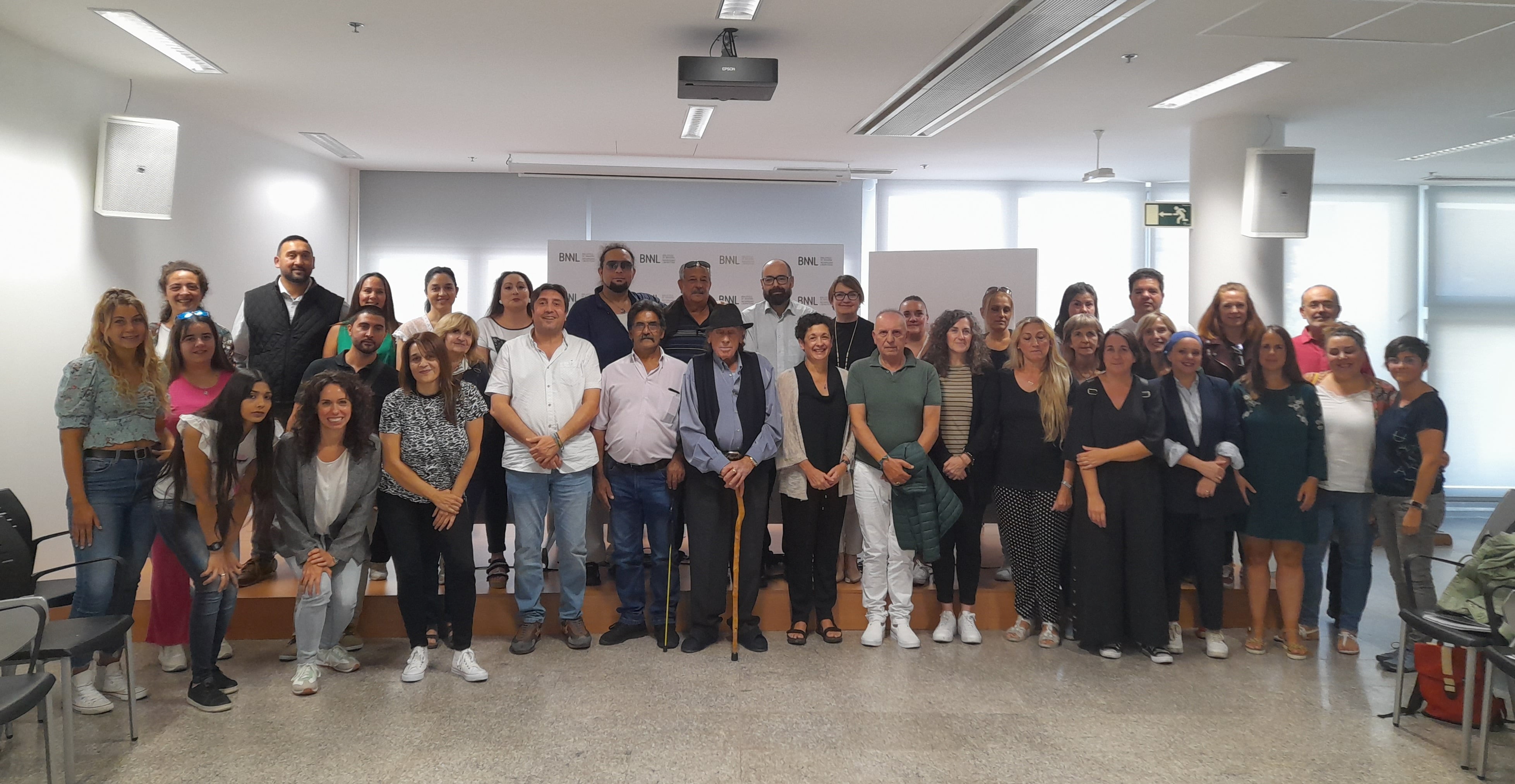 Marian Nuin, en el centro de la imagen, tras la reunión con representantes de entidades gitanas, personal técnico de Salud, Derechos Sociales y Educación y la empresa encargada de la encuesta.