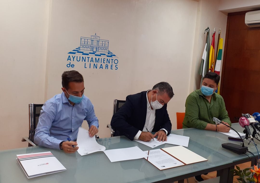 Juan antonio Ordóñez, Eiffage Energía, Raúl Caro, alcalde de Linares, y José Luis Roldán, concejal de contratación.