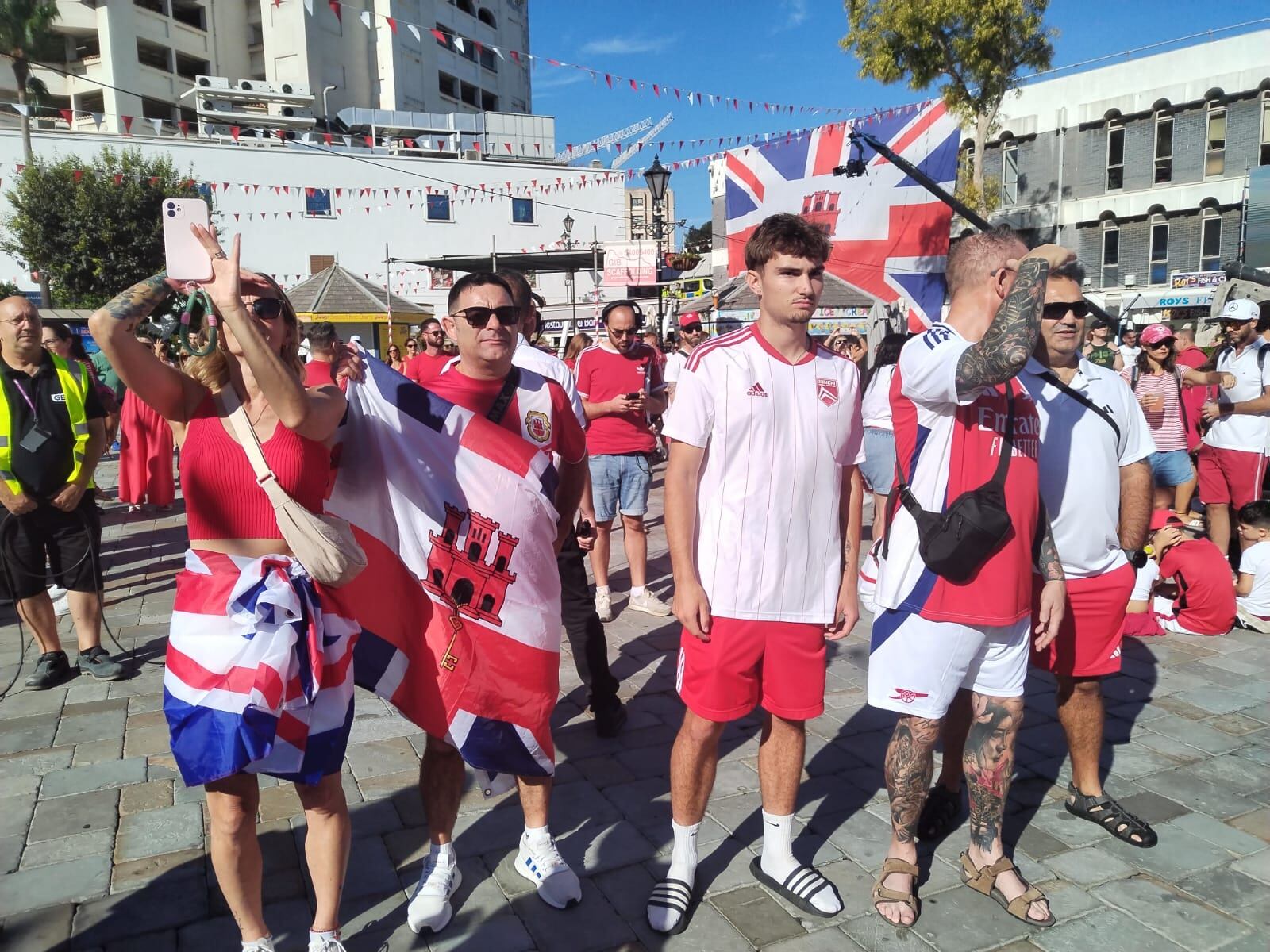 Ciudadanos ataviados de Gibraltar en Casemates Square
