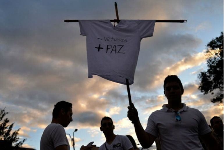 Colombianos que defienden los diálogos de paz con las FARC 