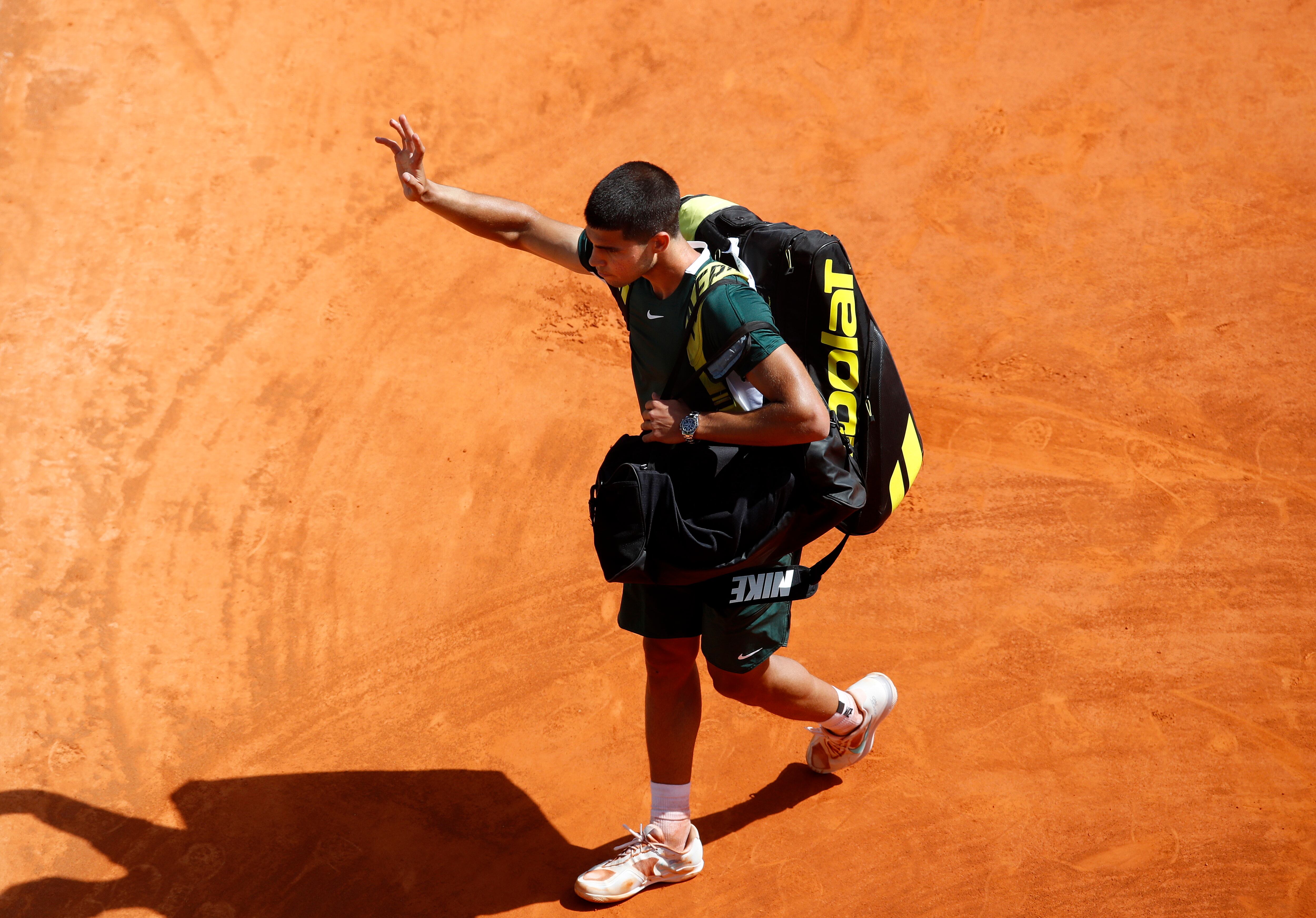 Carlos Alcaraz se despide de los aficionados tras caer en Montecarlo