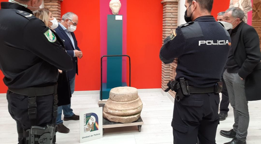 Responsables políticos y policiales observan la base de la columna hallada.