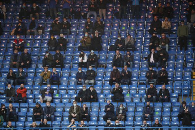 El público vuelve a las gradas de los estadios en Reino Unido. En la imagen, espectadores separados por distancia de seguridad en Stamford Bridge (Londres) para ver el Chelsea-Leicester de este martes