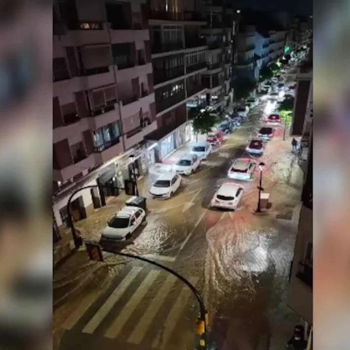 Afectaciones al tráfico por la reparación de la tubería que reventó en el barrio de La Victoria de Málaga