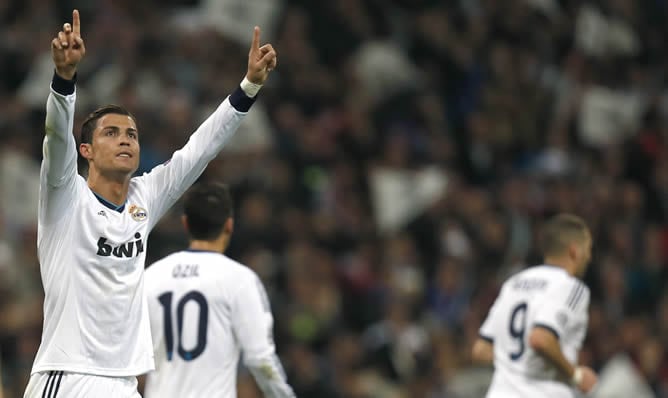 l delantero portugués del Real Madrid Cristiano Ronaldo celebra el gol marcado ante el Manchester United, el primero del equipo, durante el partido de ida de los octavos de final de Liga de Campeones que ambos equipos disputan en el estadio Santiago Berna