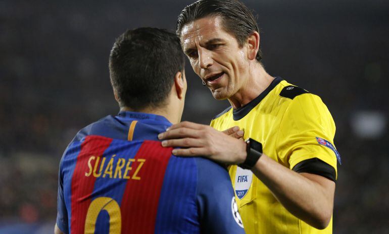 Deniz Aytekin conversa con Luis Suárez en el partido entre el Barcelona y el PSG.