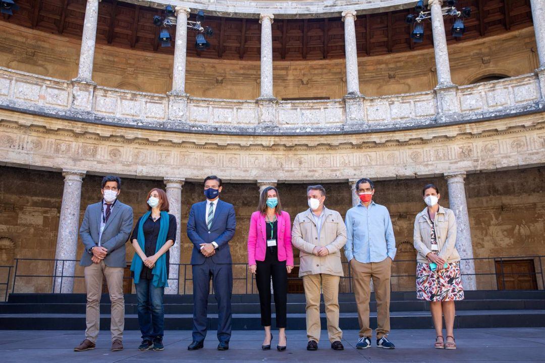 Las autoridades posan en el Palacio de Carlos V