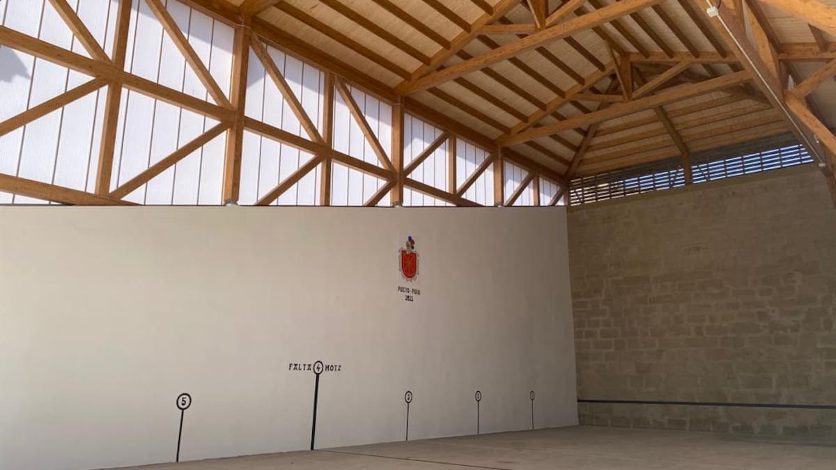 La alcaldesa de Pueyo, Txaro Guillén, habla de la remodelación del frontón de la localidad