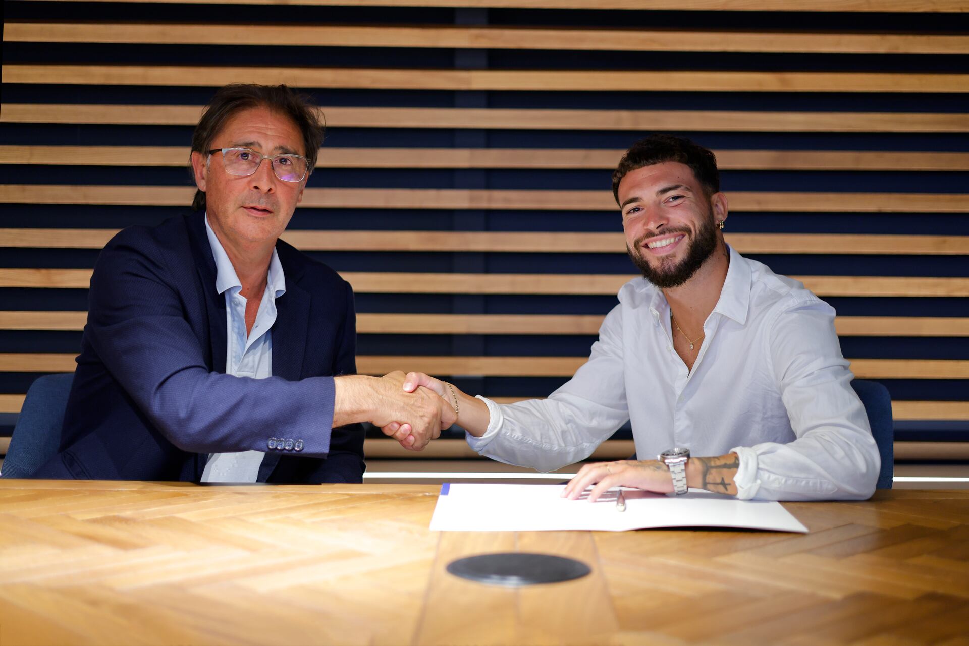 Dani Sánchez estrecha la mano del director deportivo del Málaga Loren Juarros