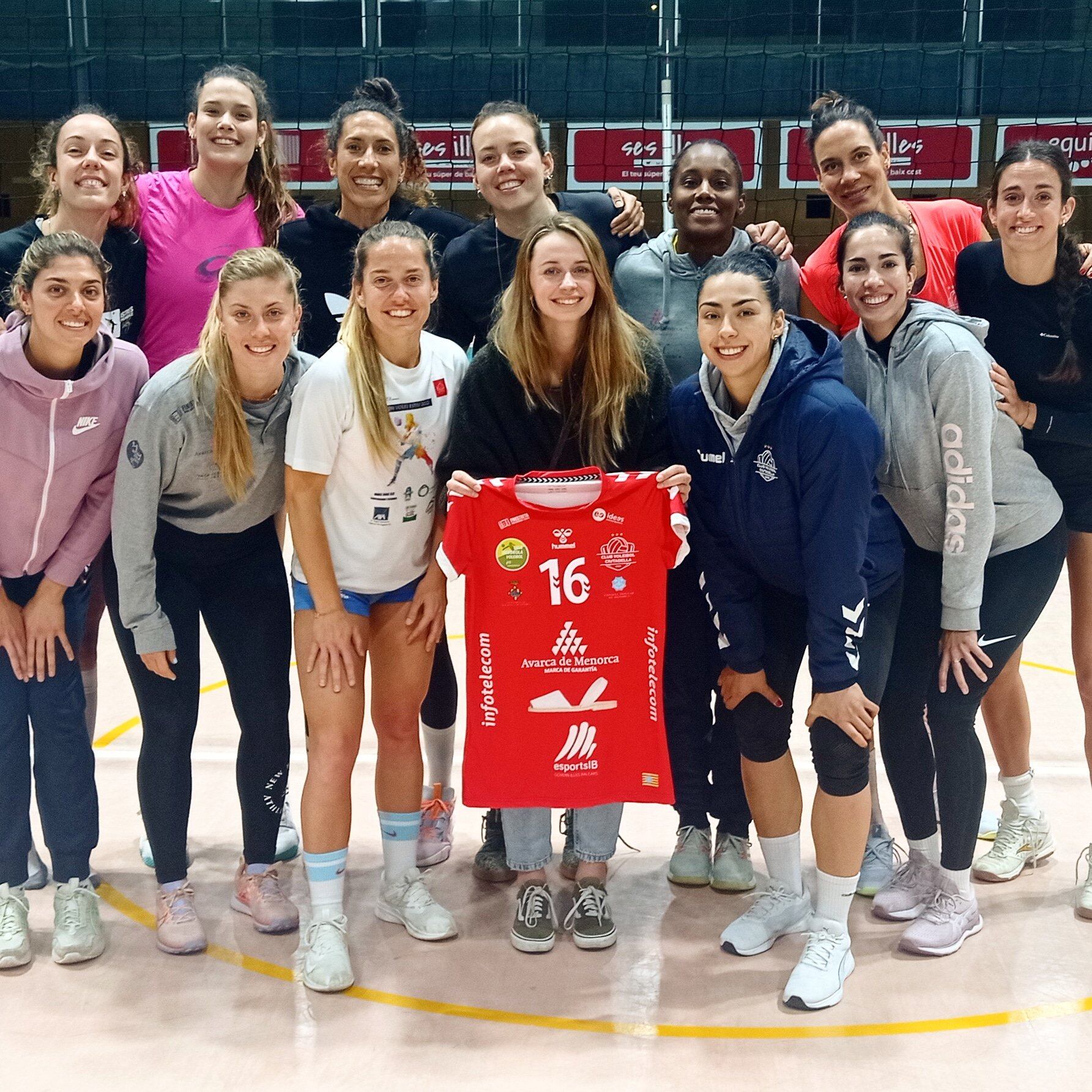 Tamina Huber va conèixer ahir a tot l'equip amb el que intentaran guanyar la Liga Iberdrola.