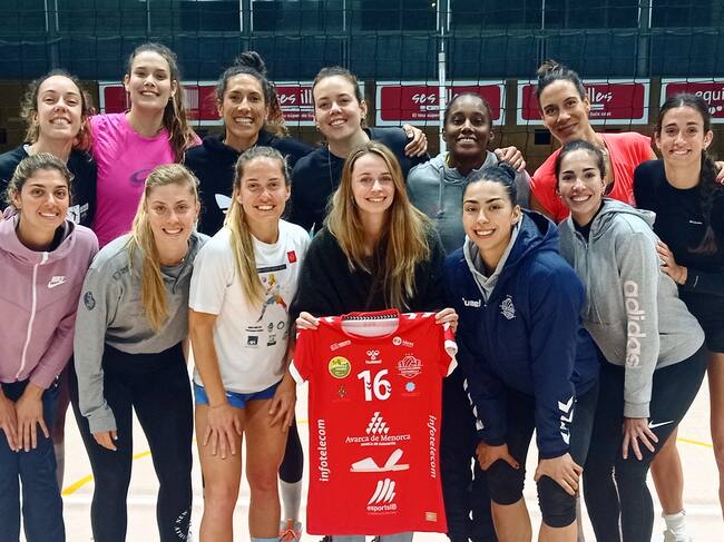 Tamina Huber va conèixer ahir a tot l'equip amb el que intentaran guanyar la Liga Iberdrola.