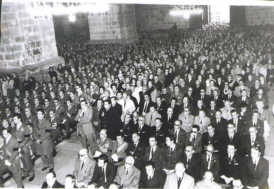 Asistentes a la misa funeral en la Catedral de Valladolid tras la muerte de Franco