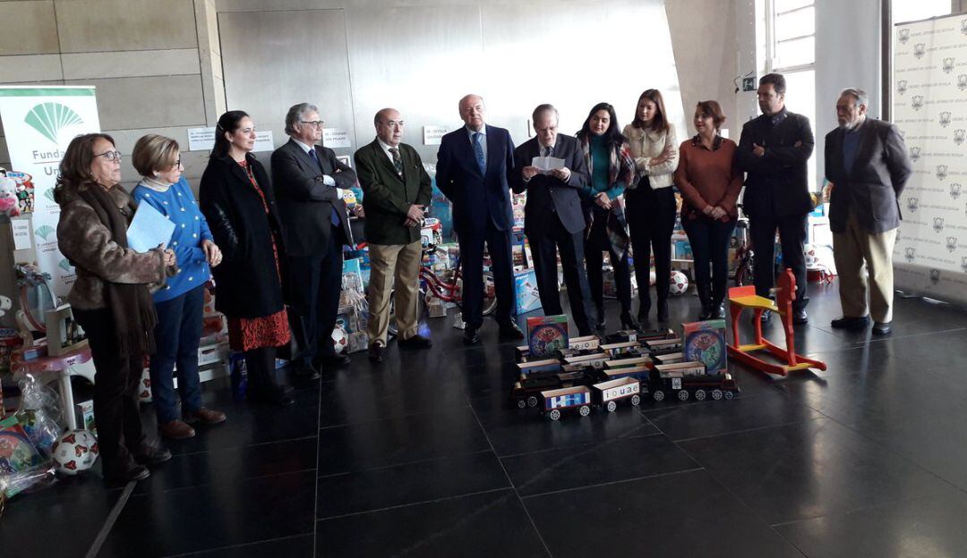 El presidente del Ateneo, Alberto Máximo Pérez Calero, en pleno discurso junto a los colaboradores en la recogida de juguetes, entre ellos, el director de radio Sevilla, Antonio Yélamo, cuarto por la izquierda