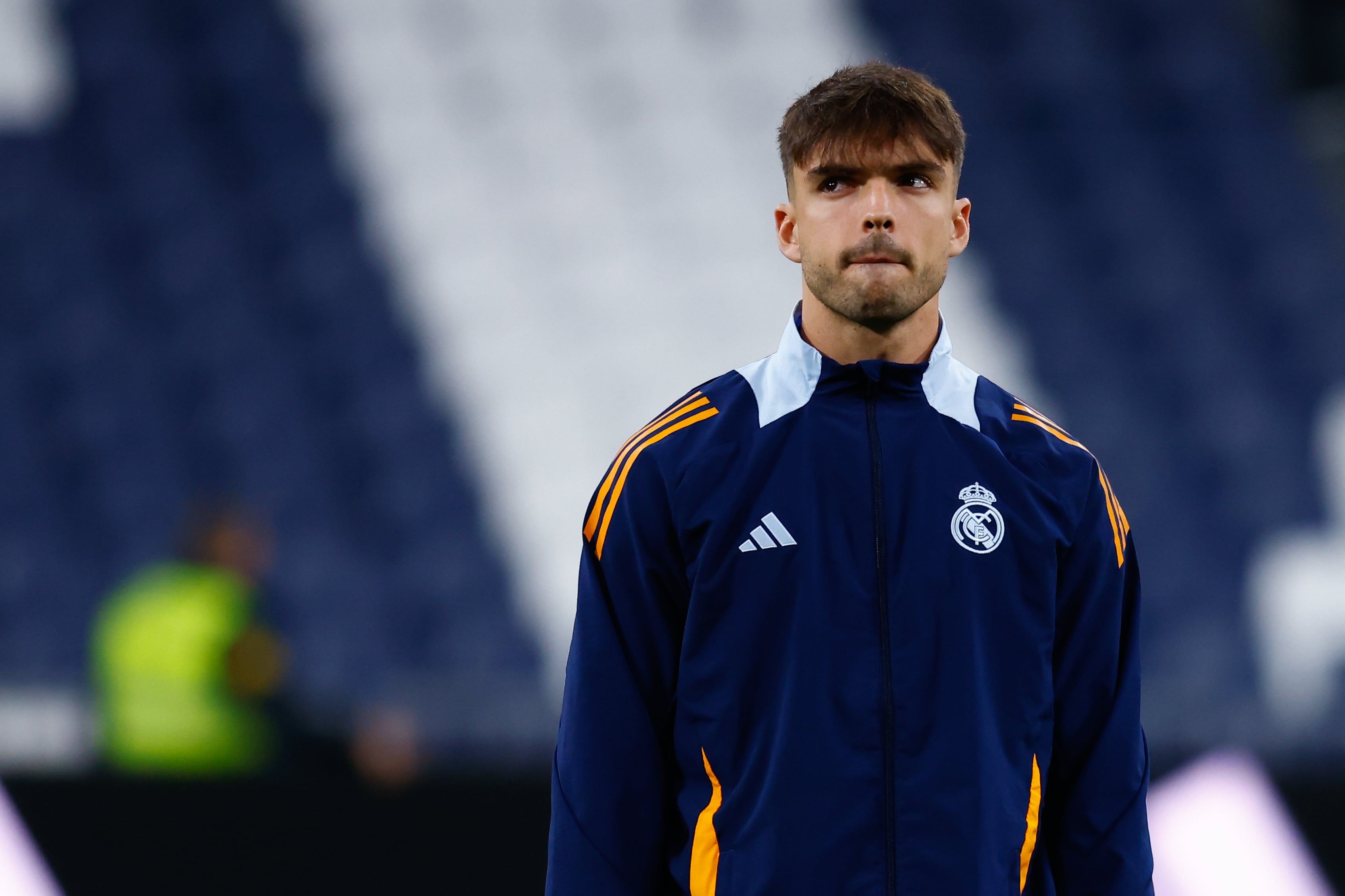 Raúl Asencio, antes de un partido del Real Madrid