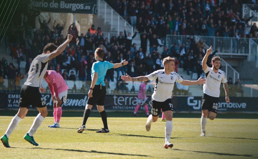Juanma celebra el primer gol del partido