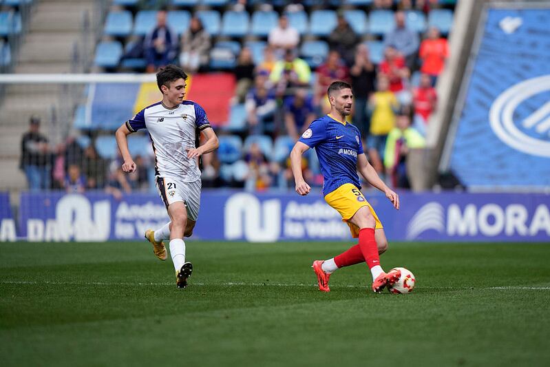 El defensa César Morgado, durant l&#039;últim partit contra el Barakaldo