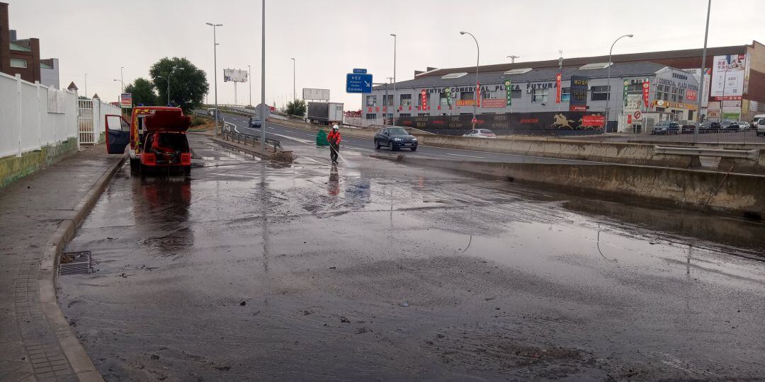 Imagen de una actuacion de los bomberos municipales de Fuenlabrada durante las fuertes lluvias de la semana pasada.