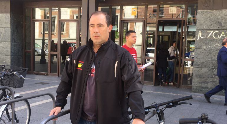 Imagen de Aitor Martínez a las puertas del Juzgado