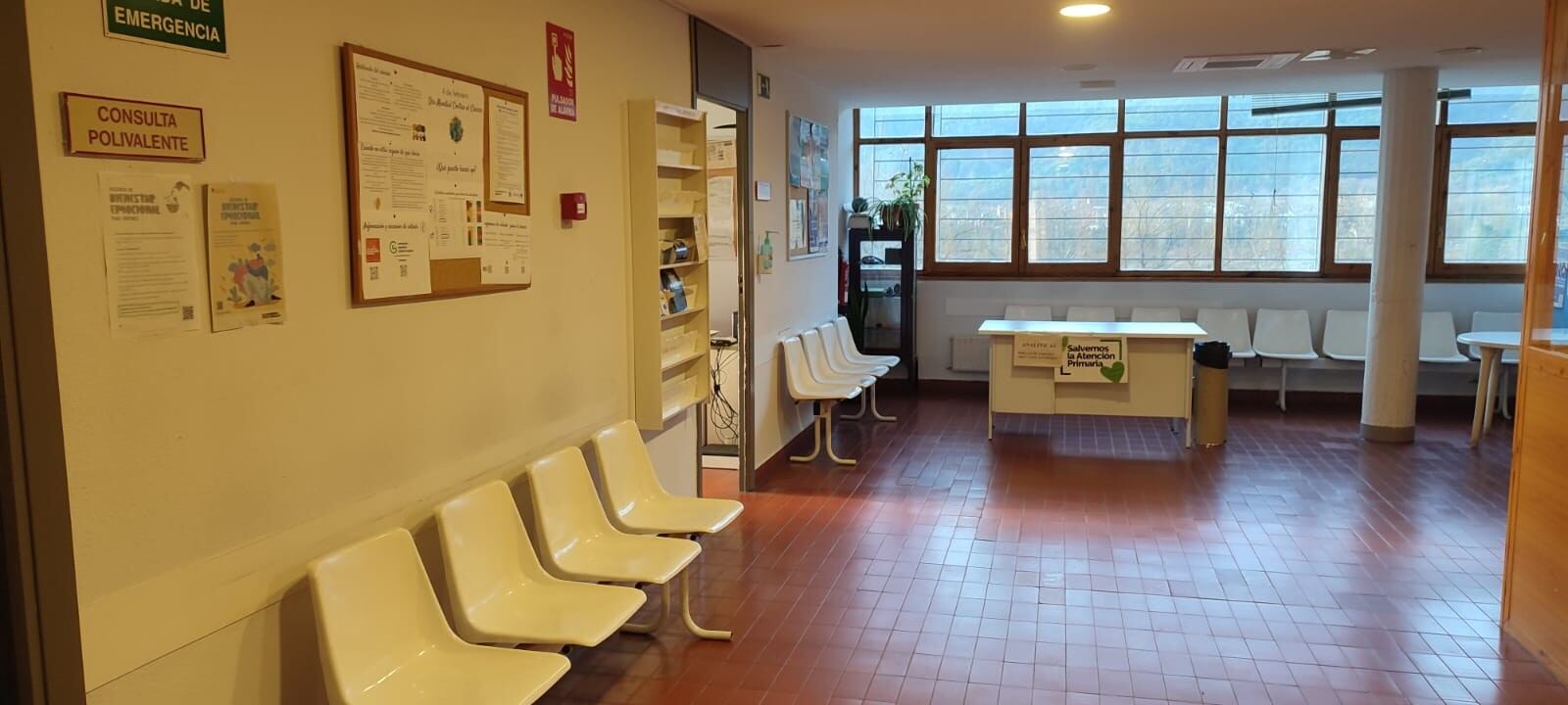 Sala de espera principal del centro de salud