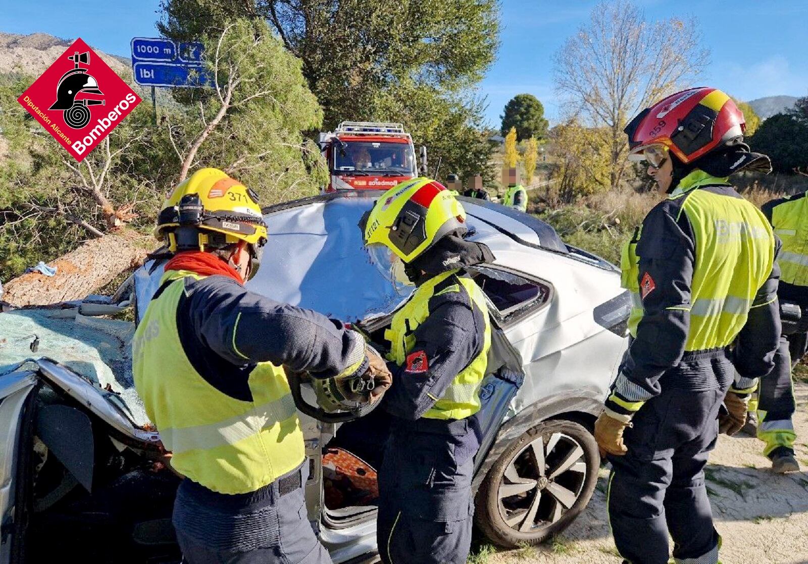 Los bomberos trabajan en la excarcelación de un conductor tras un accidente de tráfico. Foto: CPBA