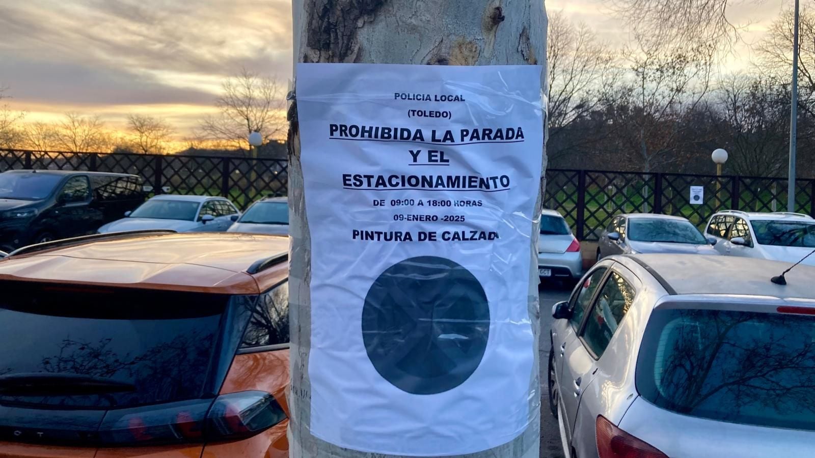 Cartel anunciador del cierre de una zona del aparcamiento de Safont en Toledo para pintar las líneas de la nueva zona magenta de la ORA